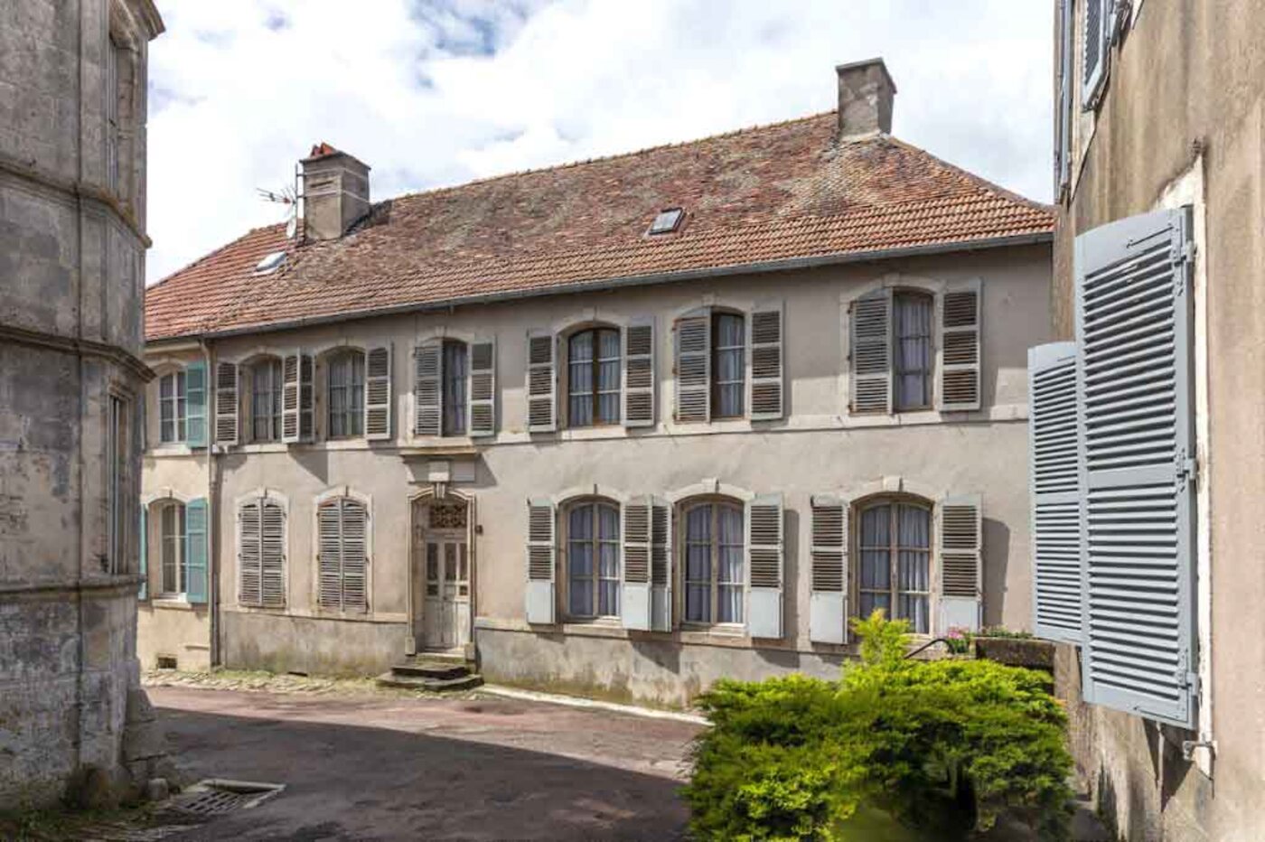 De gevel van de notariswoning Maison de Charme in Bourmont