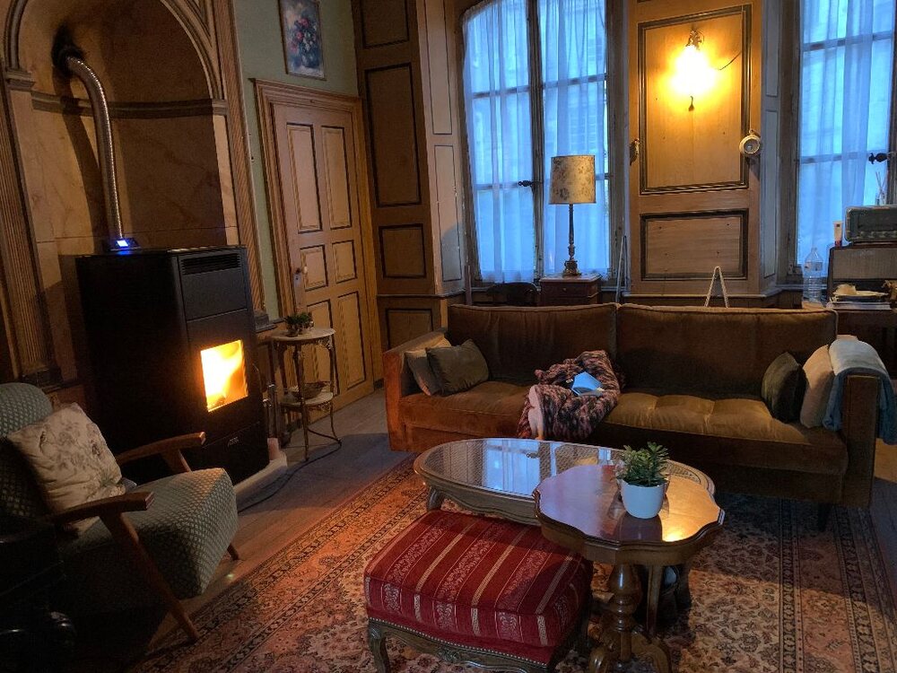Zithoek bij de houtkachel in de notariswoning