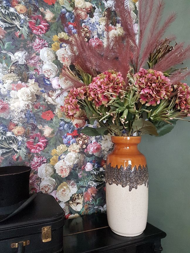 Droogboeket in vintage vaas voor bloemenbehang