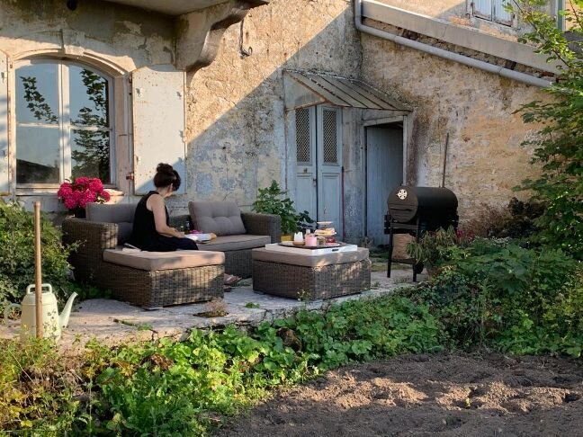 De tuin van de notariswoning met loungeset