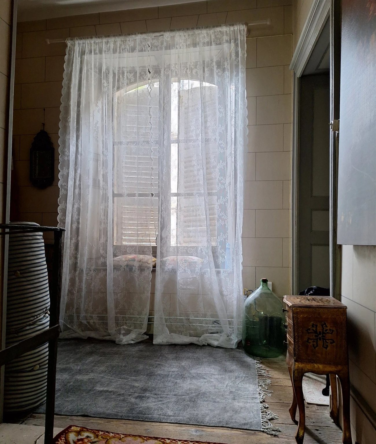 Franse salon met kanten gordijnen en patina-muren — de sfeer van onze notariswoning
