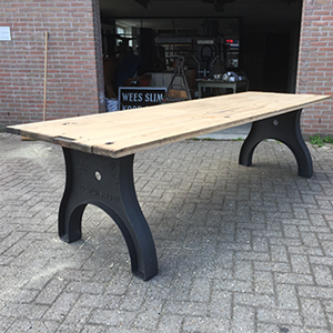 Industriële tafel gietijzeren poten eiken wagondelen