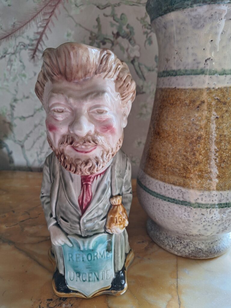 Nieuw: Barbotine waterkan, man in pak met geldbuidel