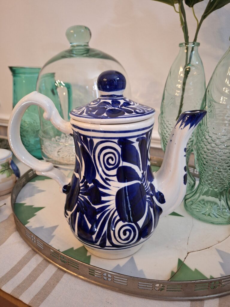 Nieuw: Theekan met diepblauwe decoratie