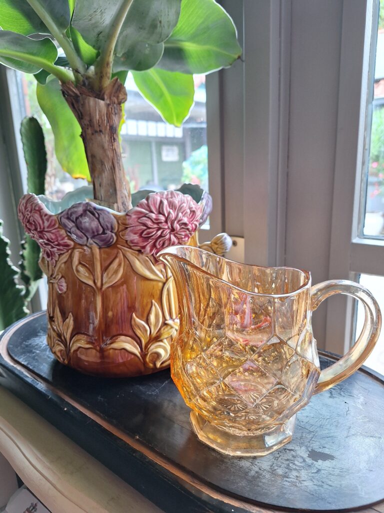 Nieuw: Glazen waterkan, bruin/ geel parelmoer