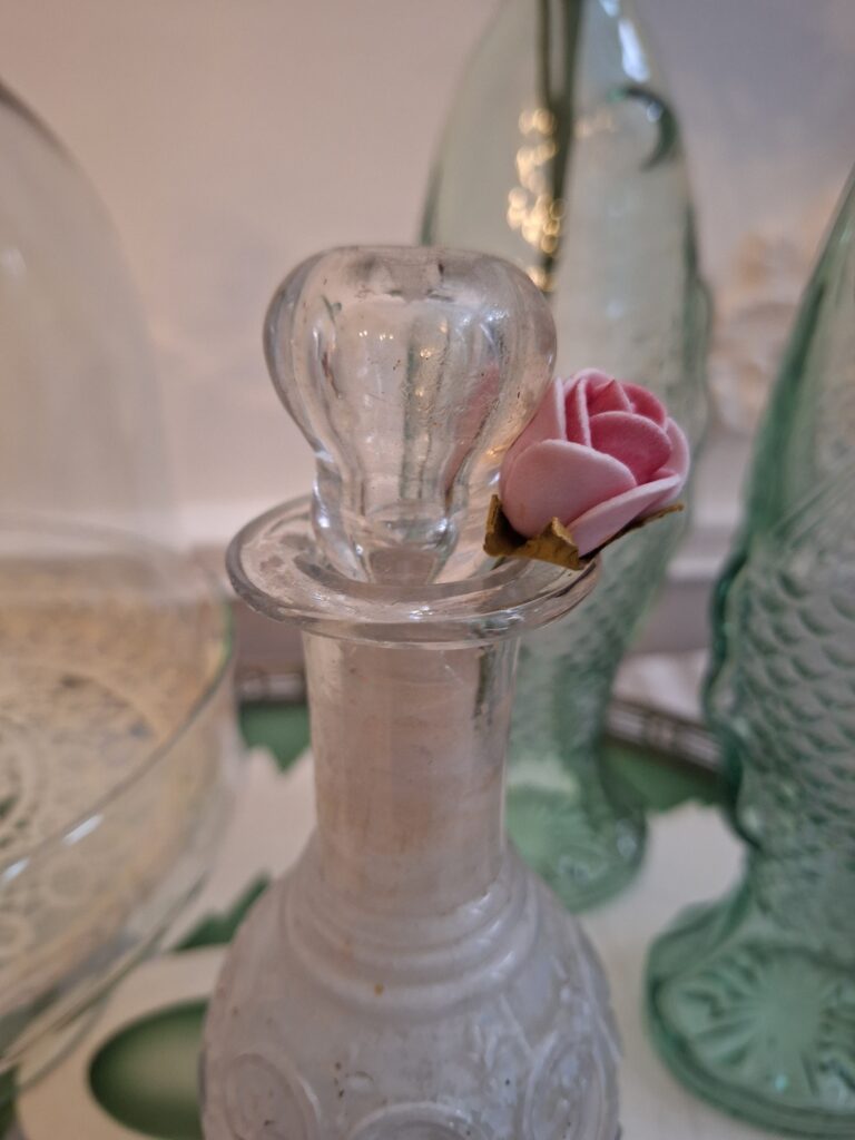Nieuw: Karafje van glas, verweerd glas