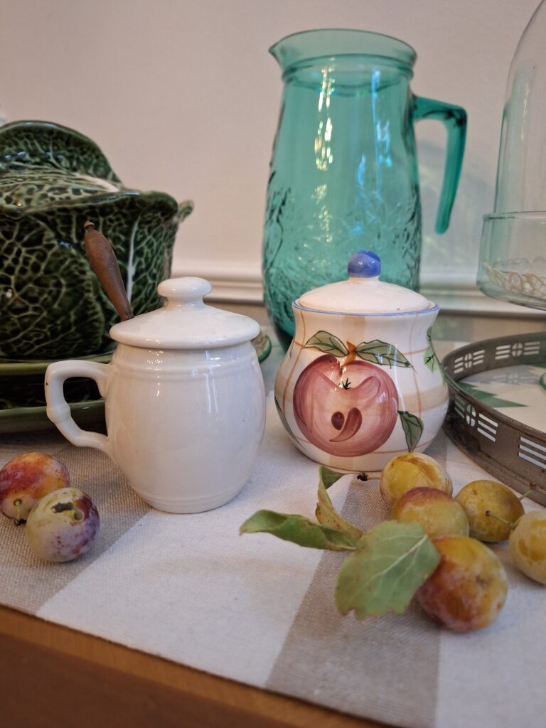 Nieuw: Honingpotje in wit, oud aardewerk
