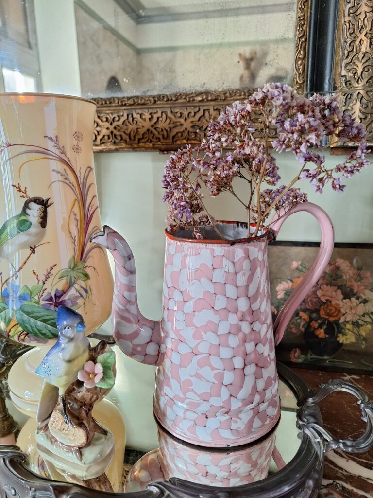 Nieuw: Emaille koffiekan, roze-wit